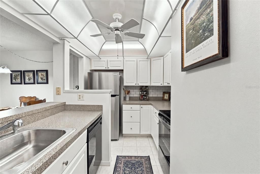 For Sale: $165,900 (2 beds, 2 baths, 897 Square Feet)