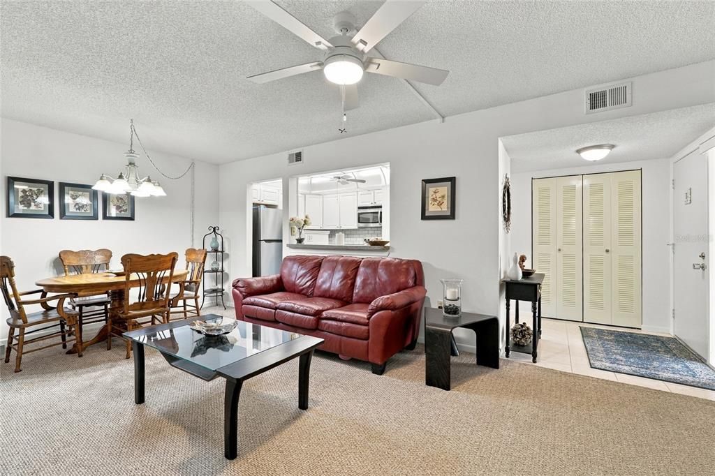 For Sale: $165,900 (2 beds, 2 baths, 897 Square Feet)