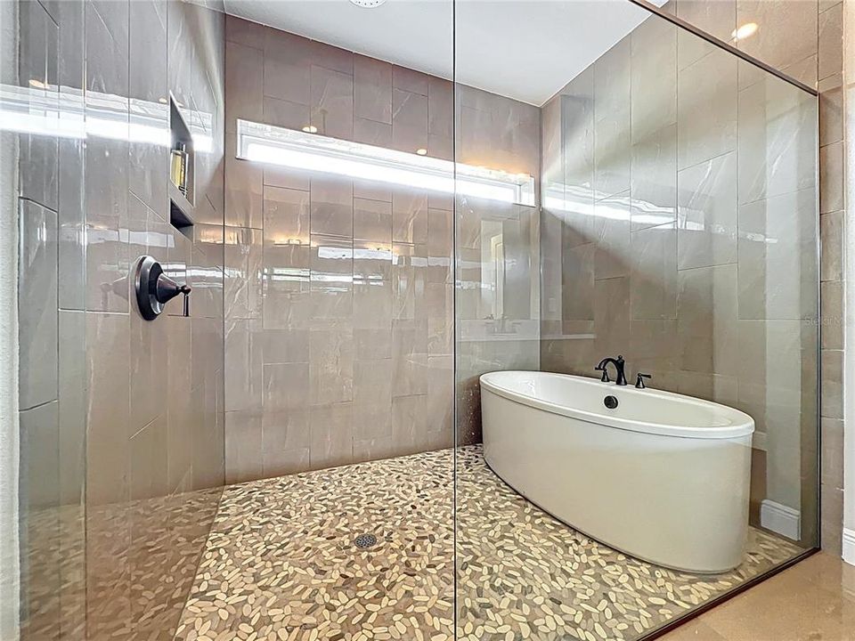 En Renta: $4,800 (4 camas, 3 baños, 3400 Pies cuadrados)