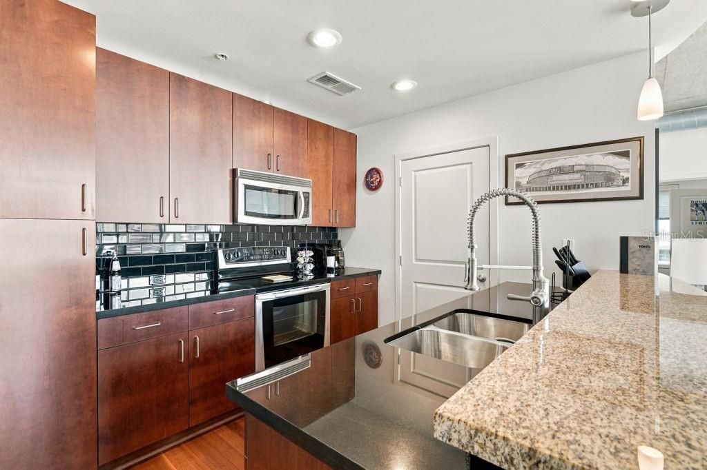 En Venta: $419,000 (2 camas, 2 baños, 1212 Pies cuadrados)