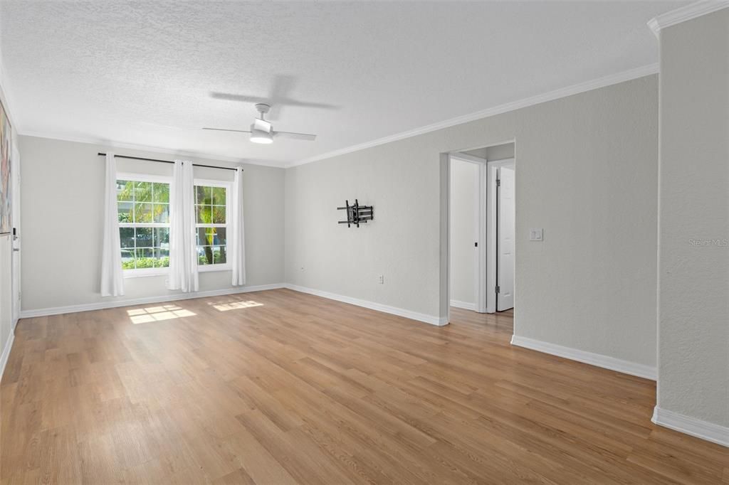 For Sale: $170,000 (2 beds, 2 baths, 1025 Square Feet)