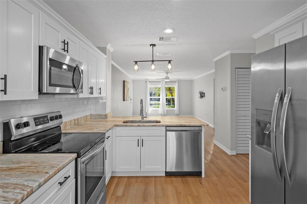 For Sale: $170,000 (2 beds, 2 baths, 1025 Square Feet)