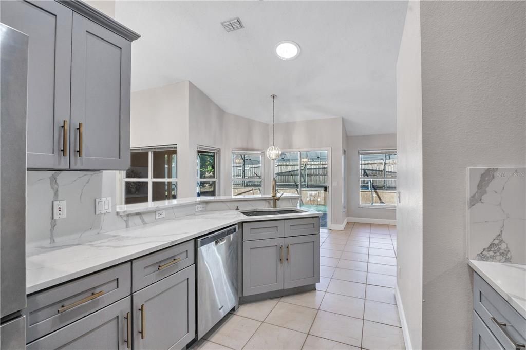 En Venta: $525,000 (4 camas, 2 baños, 2044 Pies cuadrados)