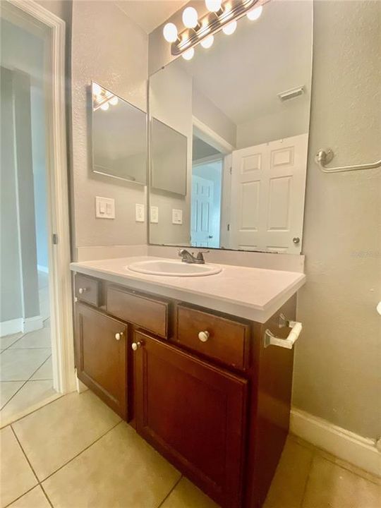 For Rent: $1,375 (1 beds, 1 baths, 820 Square Feet)