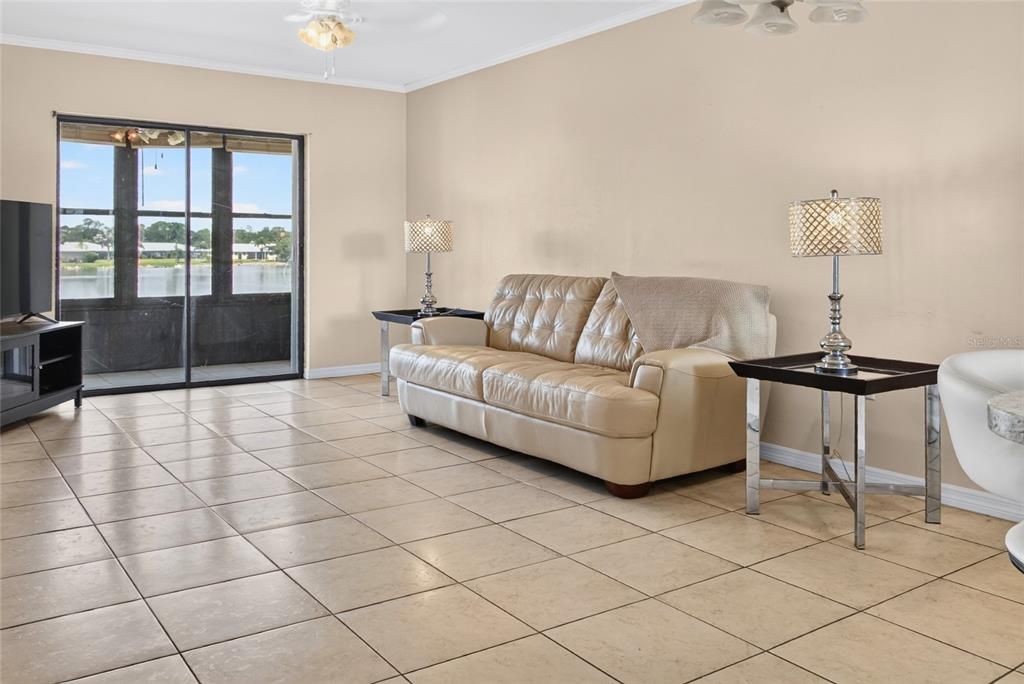 For Sale: $129,000 (2 beds, 2 baths, 886 Square Feet)