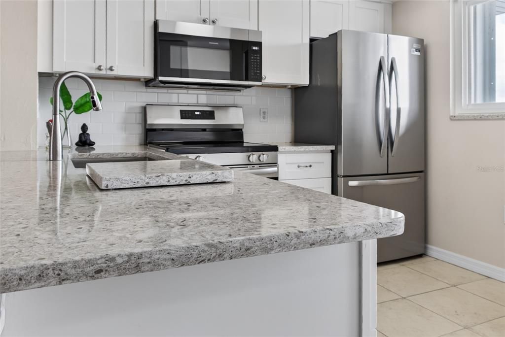 For Sale: $129,000 (2 beds, 2 baths, 886 Square Feet)