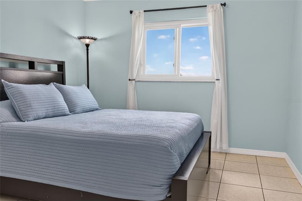 For Sale: $129,000 (2 beds, 2 baths, 886 Square Feet)