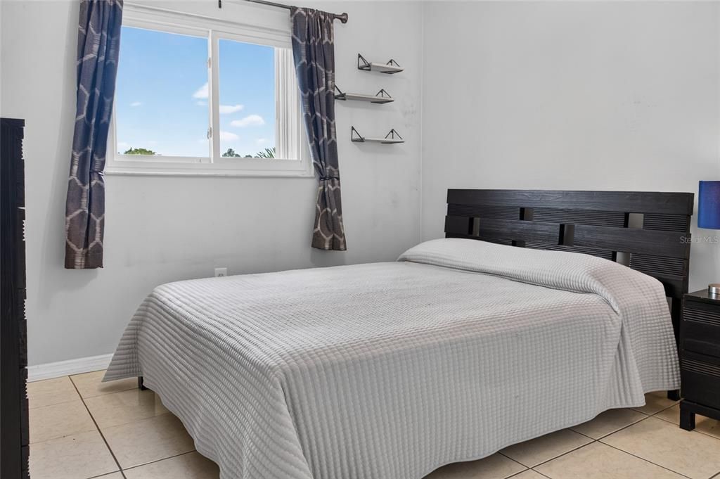 For Sale: $129,000 (2 beds, 2 baths, 886 Square Feet)