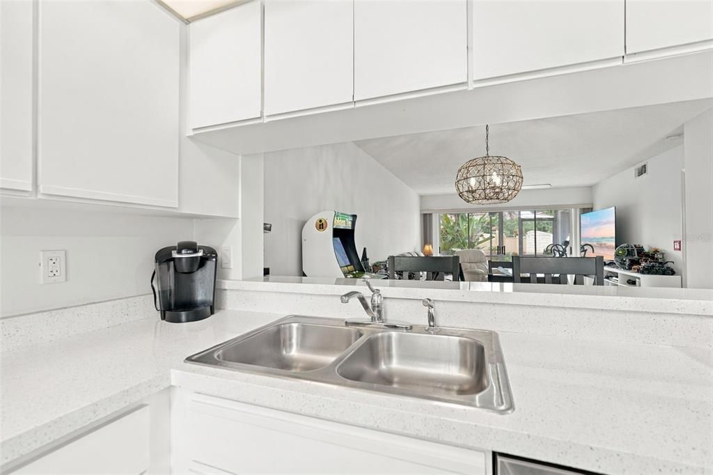 На продажу: $219,900 (2 спален, 2 ванн, 1032 Квадратных фут)