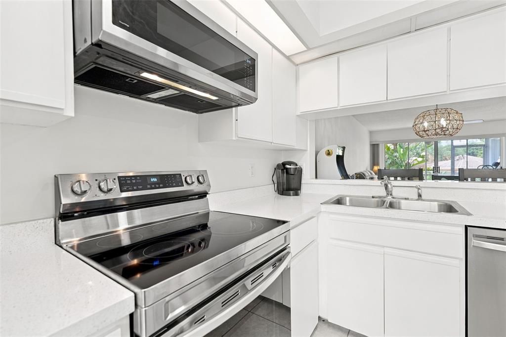 На продажу: $219,900 (2 спален, 2 ванн, 1032 Квадратных фут)