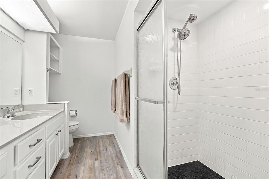 На продажу: $219,900 (2 спален, 2 ванн, 1032 Квадратных фут)
