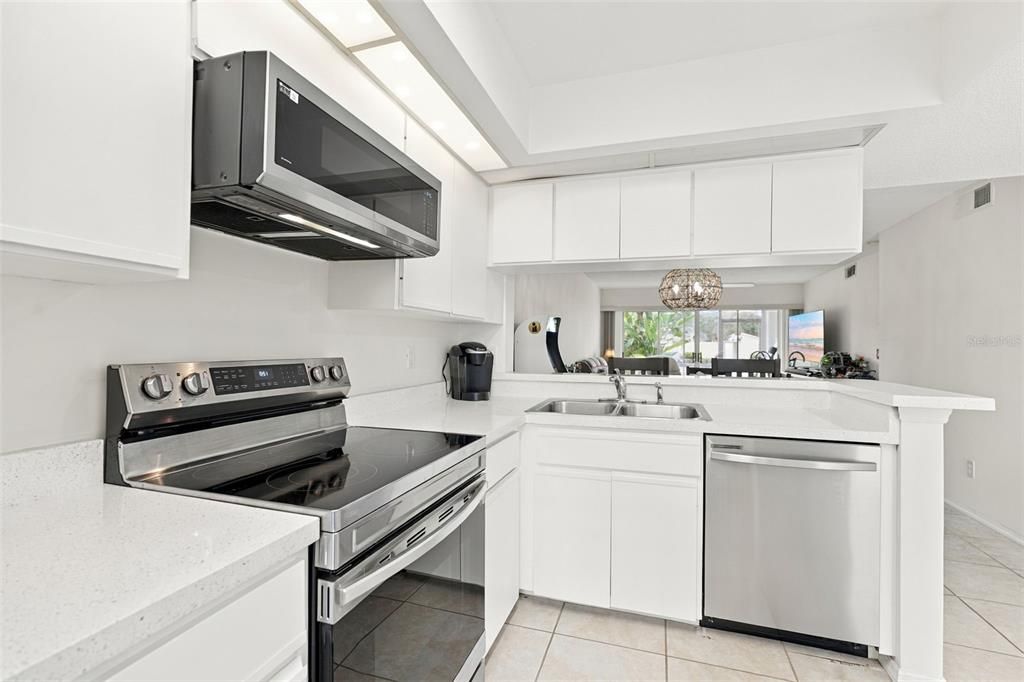 На продажу: $219,900 (2 спален, 2 ванн, 1032 Квадратных фут)