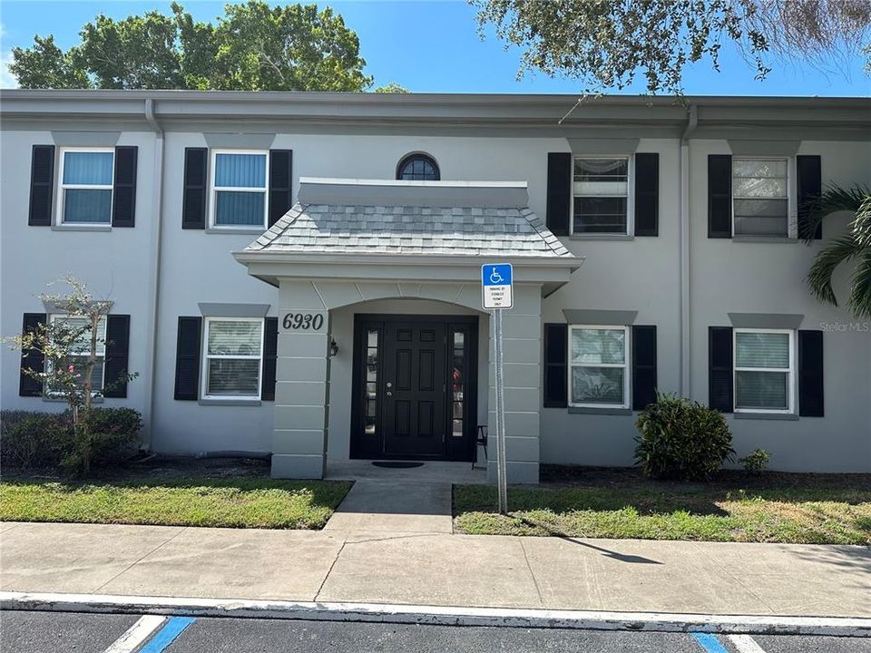 For Rent: $2,300 (2 beds, 2 baths, 954 Square Feet)