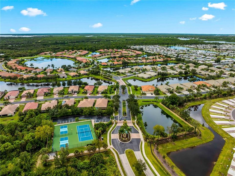 En Venta: $384,900 (4 camas, 3 baños, 2422 Pies cuadrados)