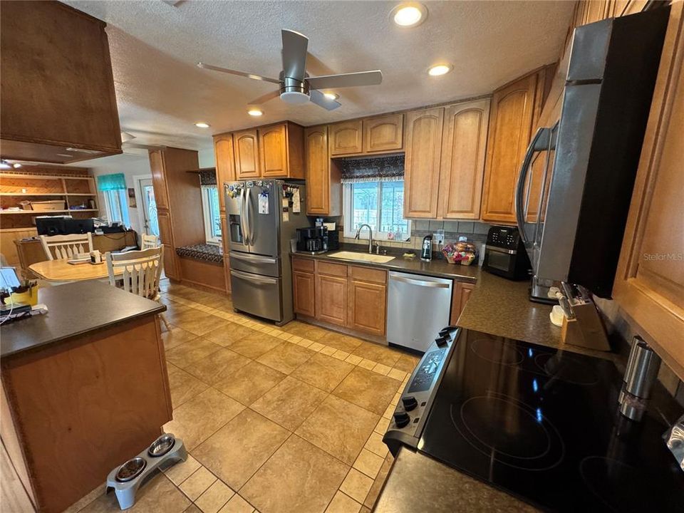 For Sale: $348,900 (3 beds, 2 baths, 1582 Square Feet)