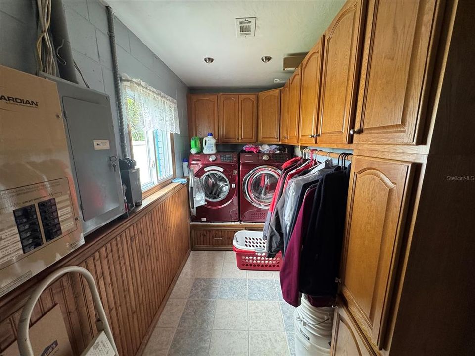 For Sale: $348,900 (3 beds, 2 baths, 1582 Square Feet)