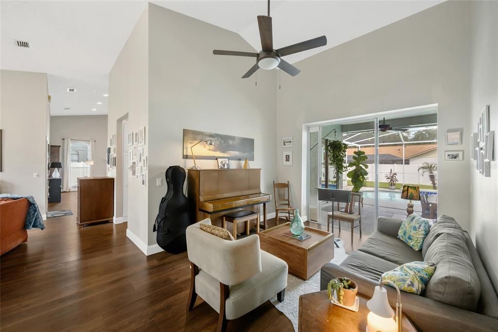 En Venta: $525,000 (4 camas, 2 baños, 2433 Pies cuadrados)
