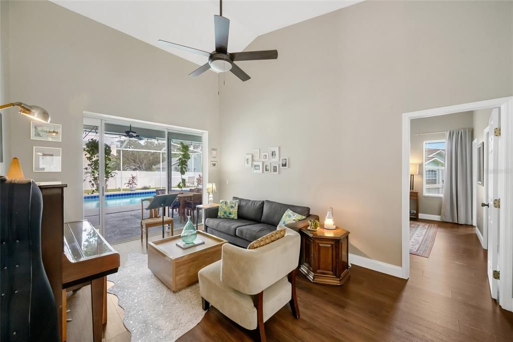 En Venta: $525,000 (4 camas, 2 baños, 2433 Pies cuadrados)