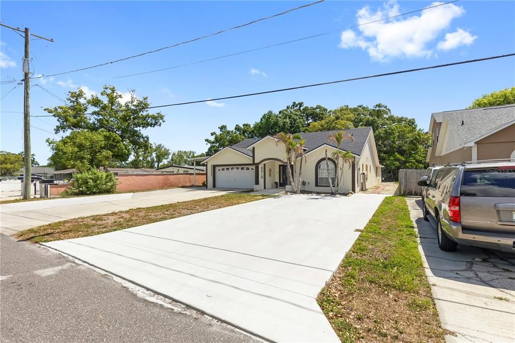 For Sale: $795,000 (5 beds, 3 baths, 3104 Square Feet)