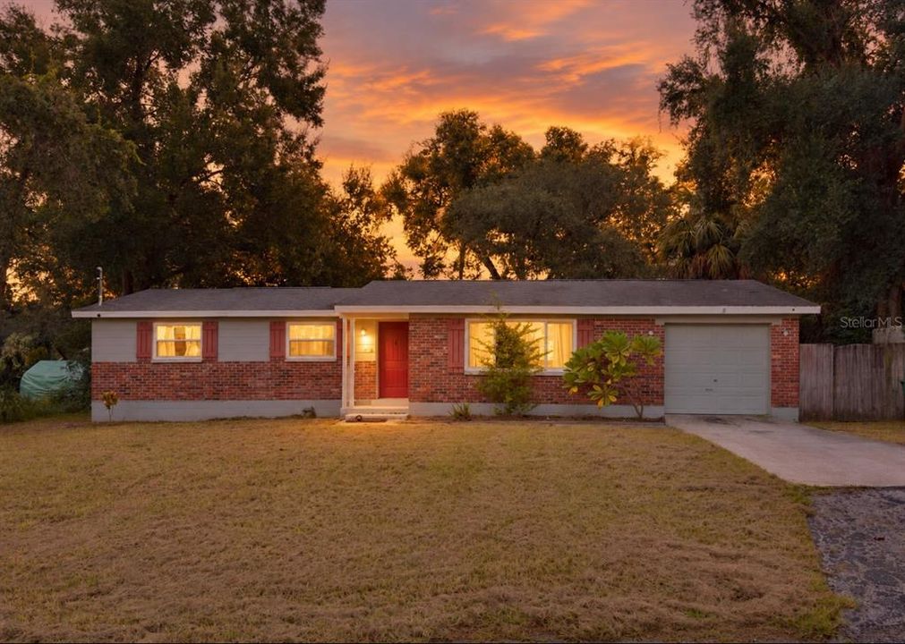 For Sale: $279,900 (3 beds, 1 baths, 1043 Square Feet)