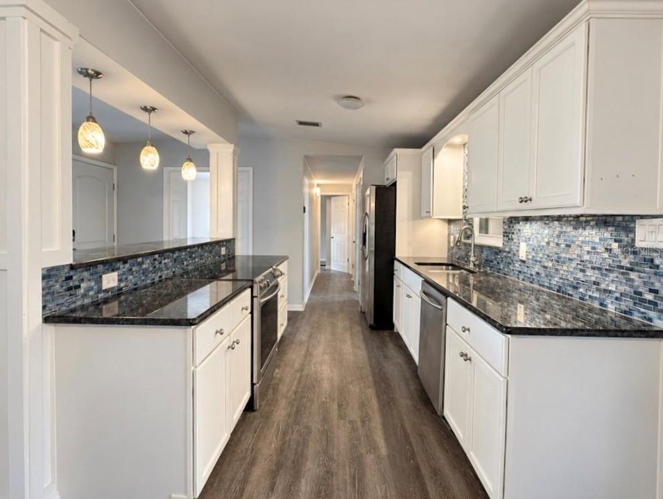 For Sale: $279,900 (3 beds, 1 baths, 1043 Square Feet)
