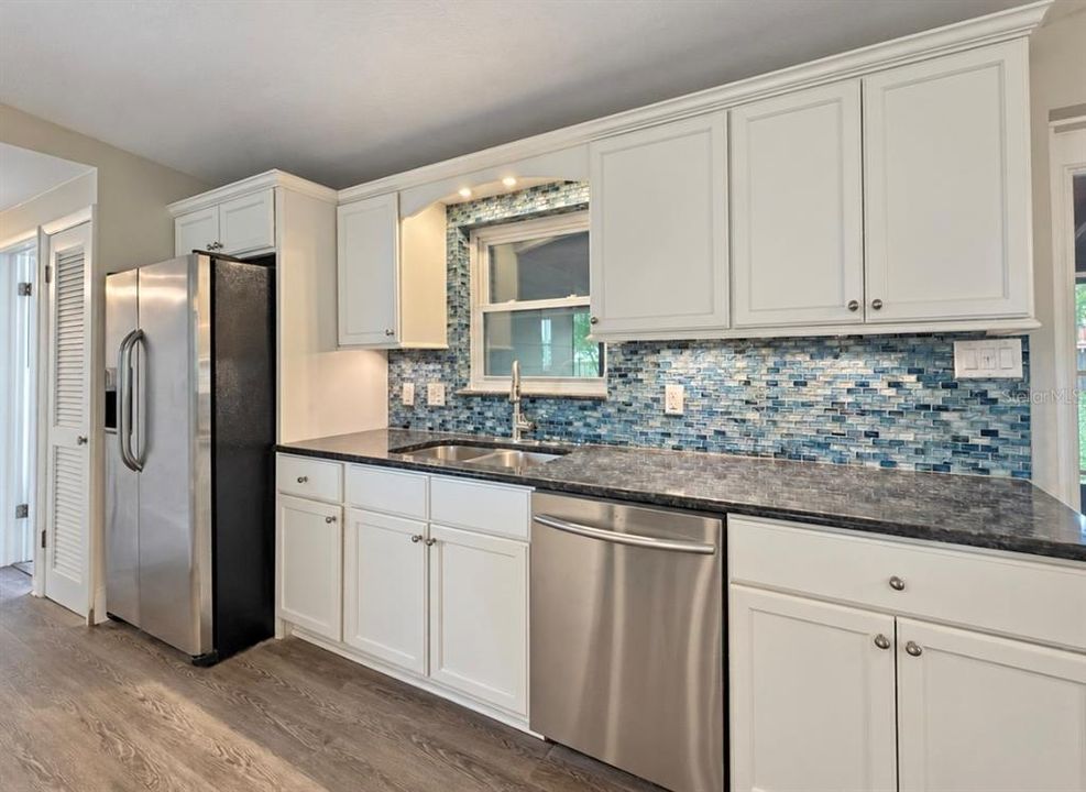 For Sale: $279,900 (3 beds, 1 baths, 1043 Square Feet)