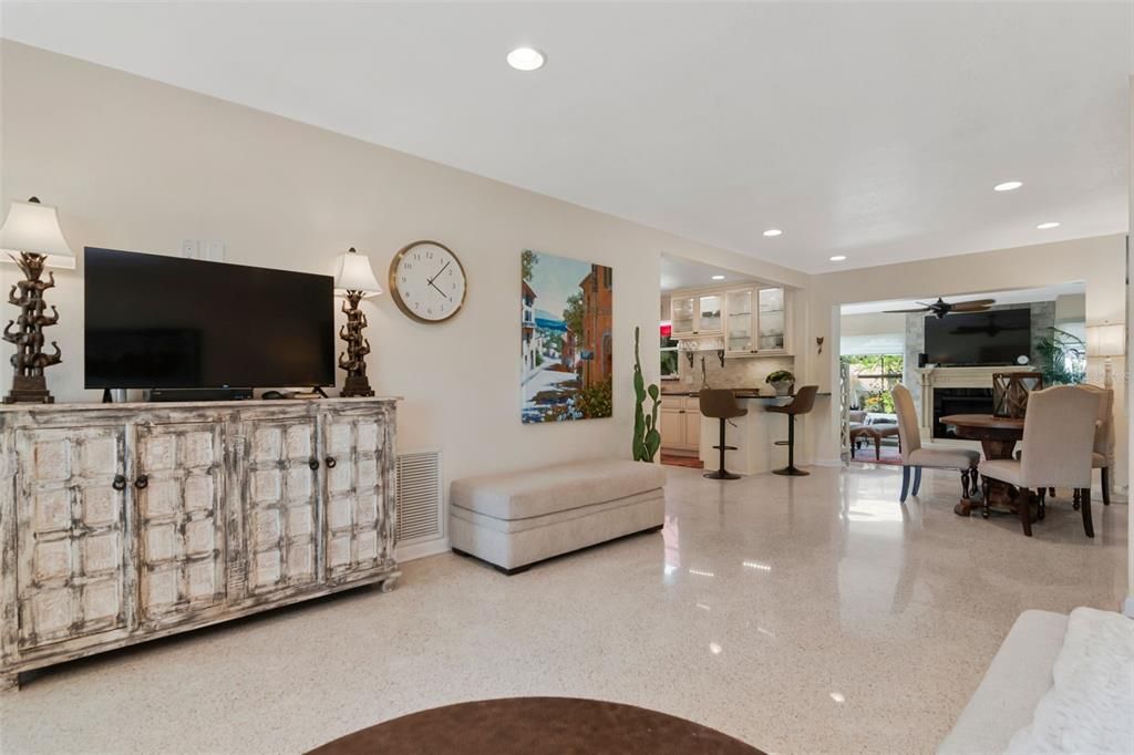 For Sale: $485,000 (2 beds, 2 baths, 1462 Square Feet)