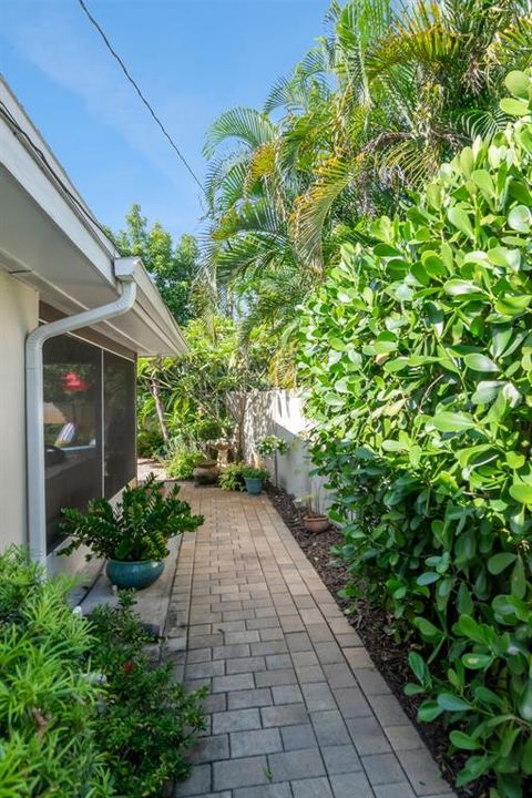 For Sale: $485,000 (2 beds, 2 baths, 1462 Square Feet)