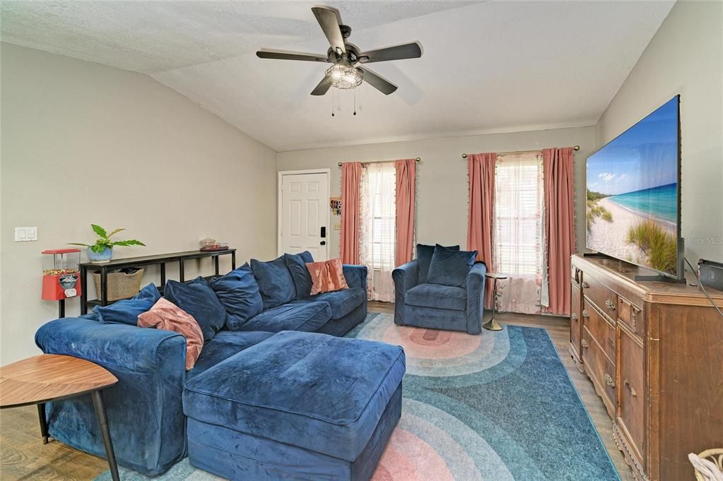 For Sale: $379,000 (3 beds, 2 baths, 1324 Square Feet)