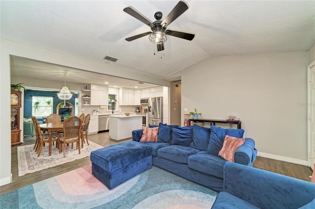 For Sale: $379,000 (3 beds, 2 baths, 1324 Square Feet)