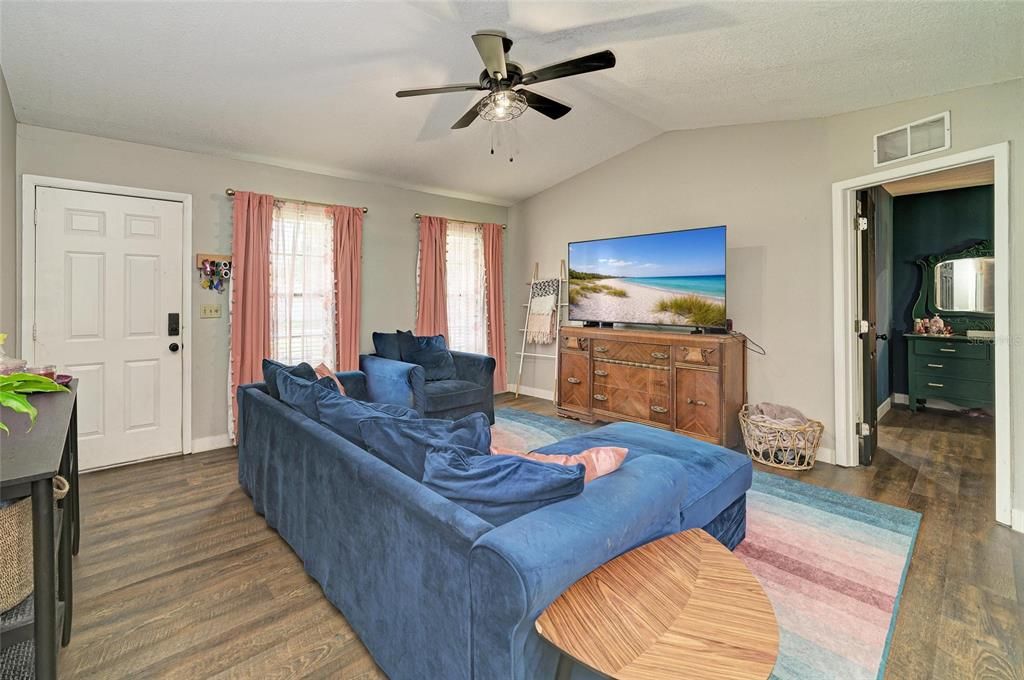 For Sale: $379,000 (3 beds, 2 baths, 1324 Square Feet)