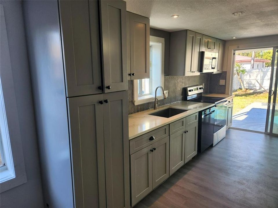 For Sale: $229,000 (2 beds, 2 baths, 864 Square Feet)