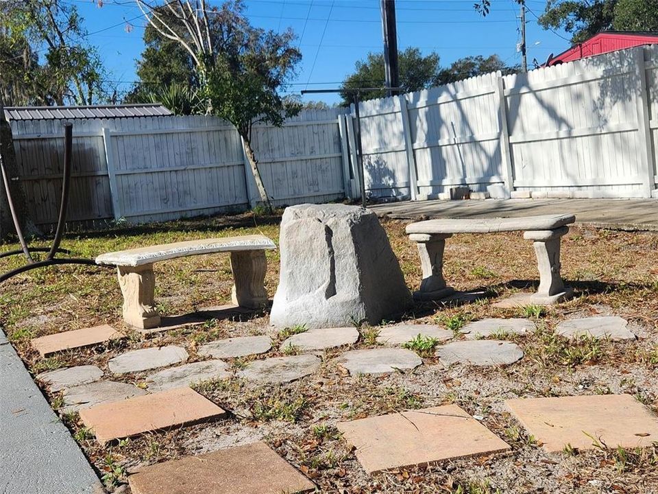 For Sale: $229,000 (2 beds, 2 baths, 864 Square Feet)