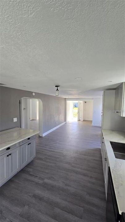 For Sale: $229,000 (2 beds, 2 baths, 864 Square Feet)
