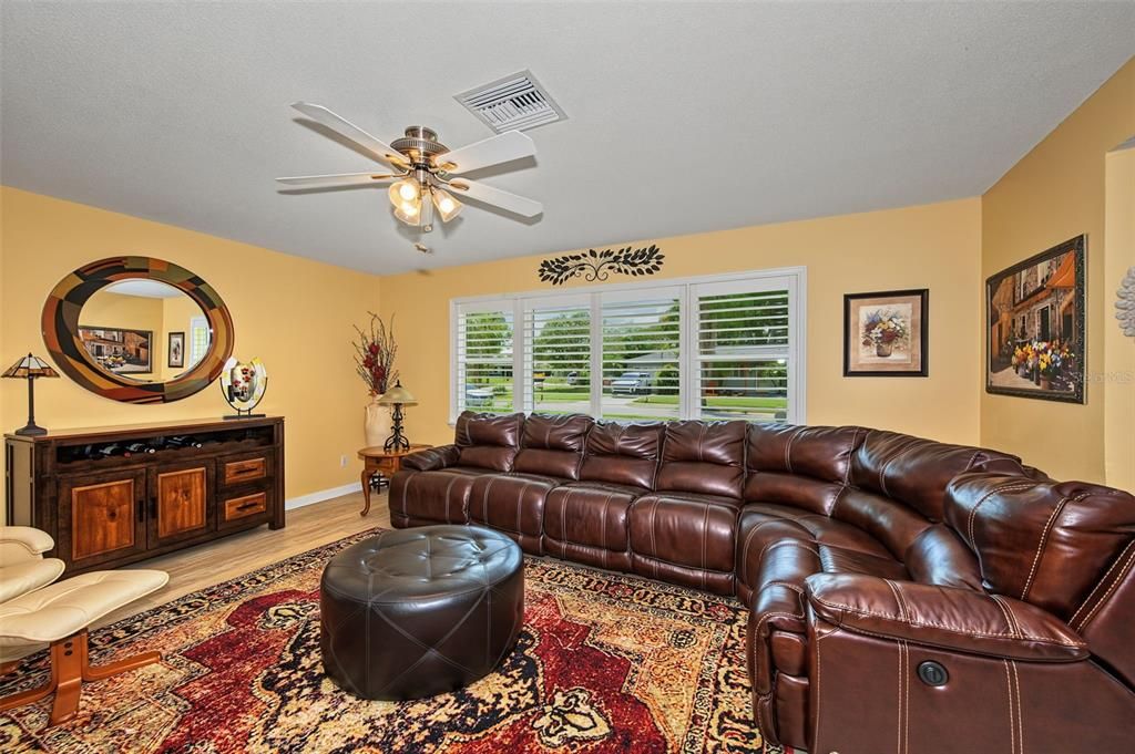 Activo con contrato: $409,900 (2 camas, 2 baños, 1570 Pies cuadrados)