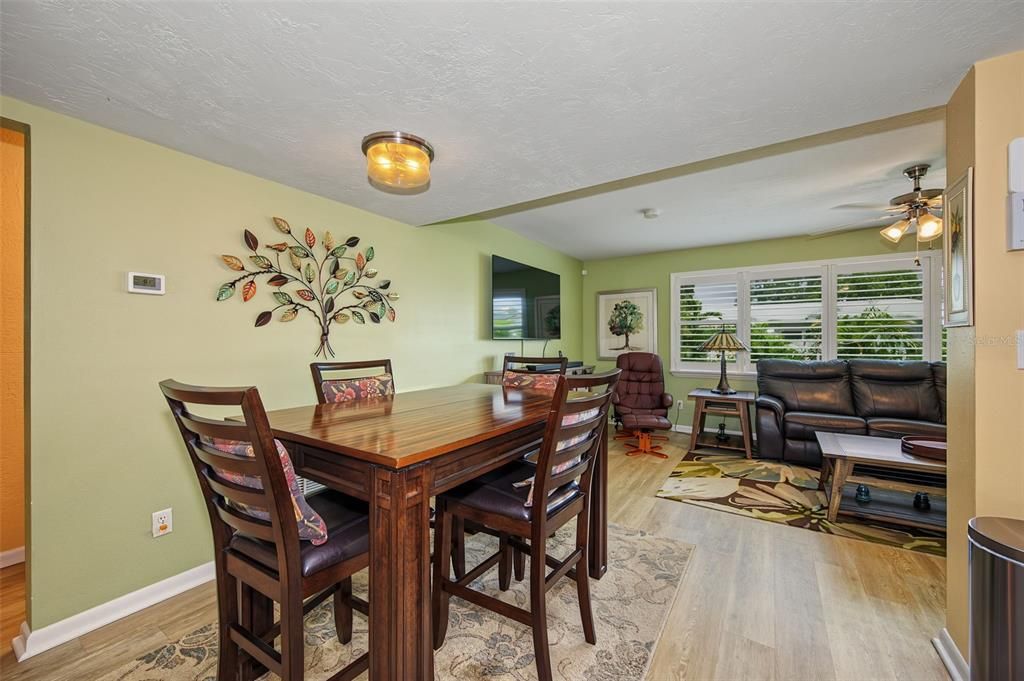 Activo con contrato: $409,900 (2 camas, 2 baños, 1570 Pies cuadrados)