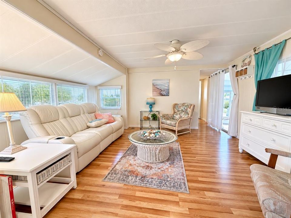 For Sale: $79,900 (3 beds, 1 baths, 732 Square Feet)