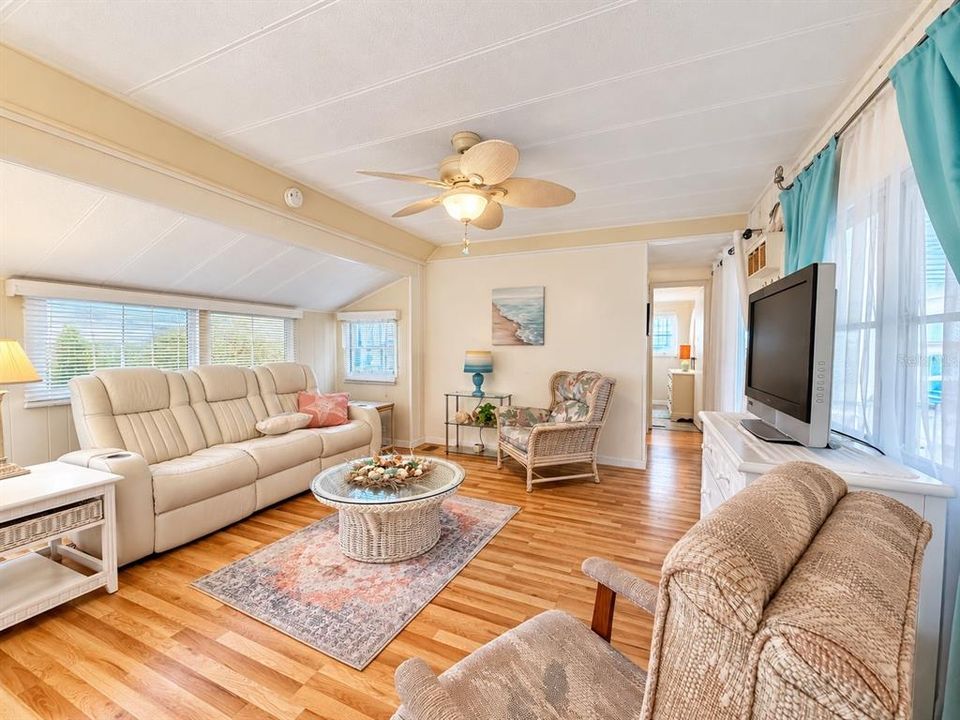 For Sale: $79,900 (3 beds, 1 baths, 732 Square Feet)