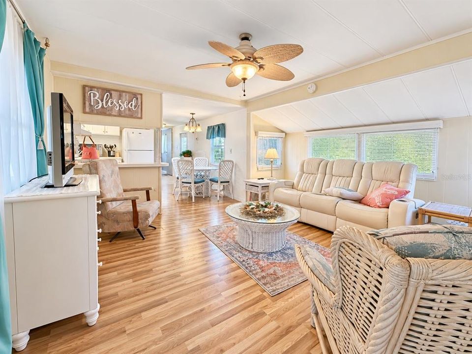 For Sale: $79,900 (3 beds, 1 baths, 732 Square Feet)