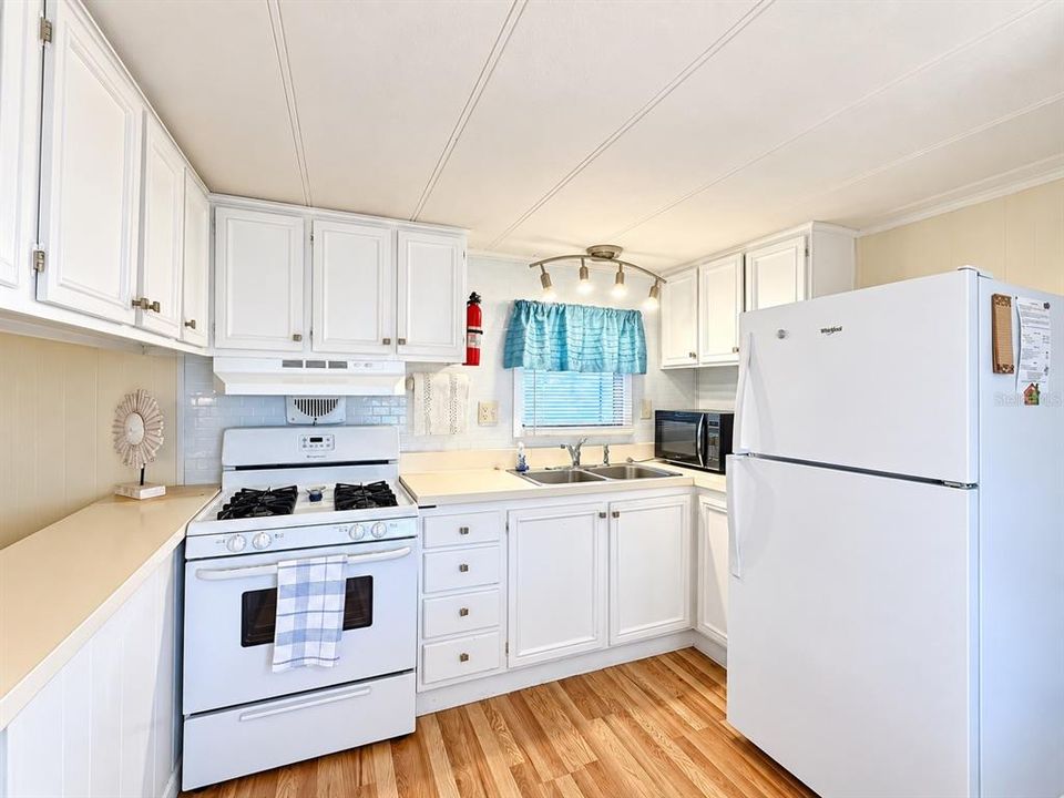 For Sale: $79,900 (3 beds, 1 baths, 732 Square Feet)