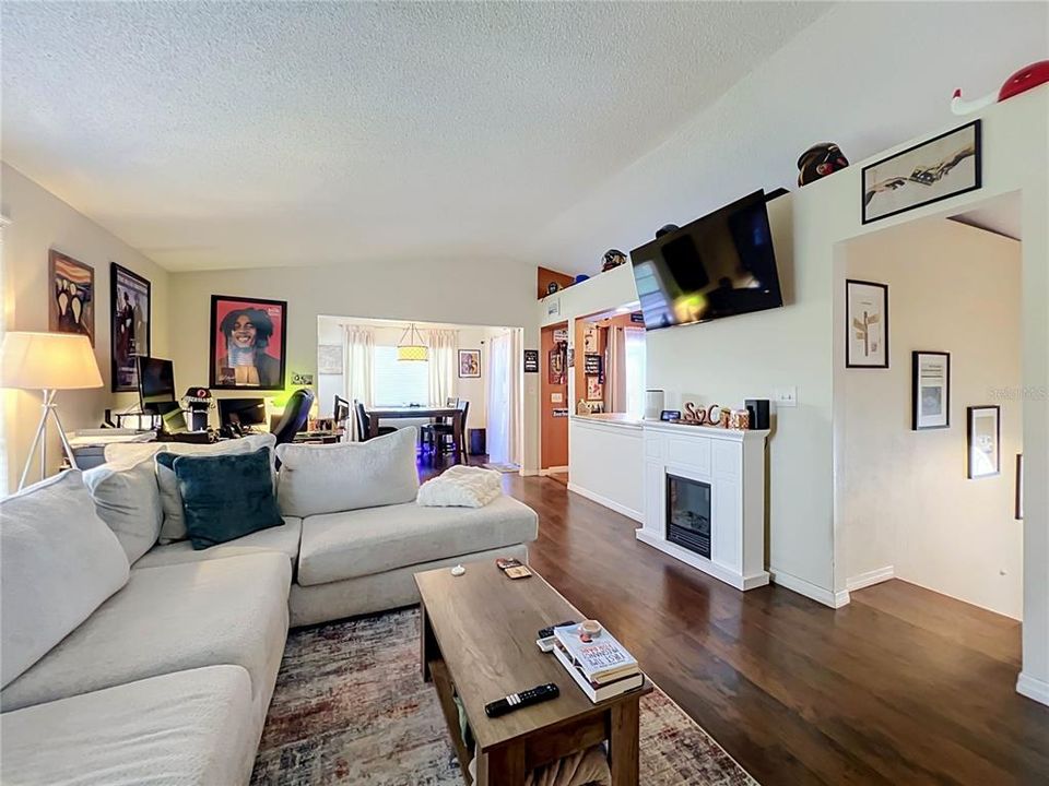 En Venta: $479,900 (3 camas, 2 baños, 1614 Pies cuadrados)