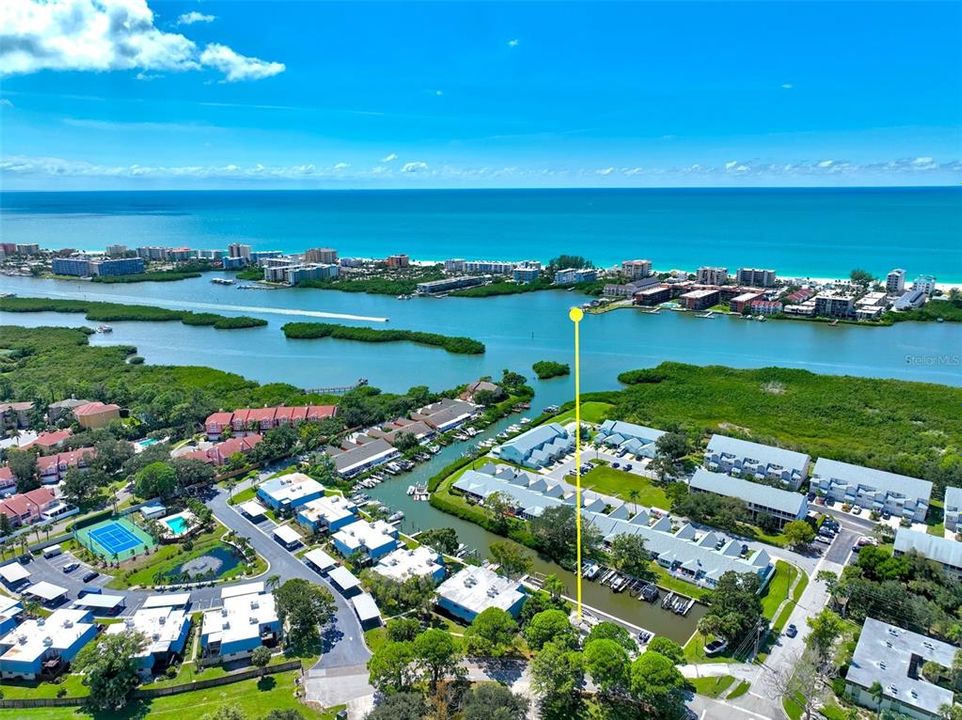 На продажу: $549,000 (0.38 acres)