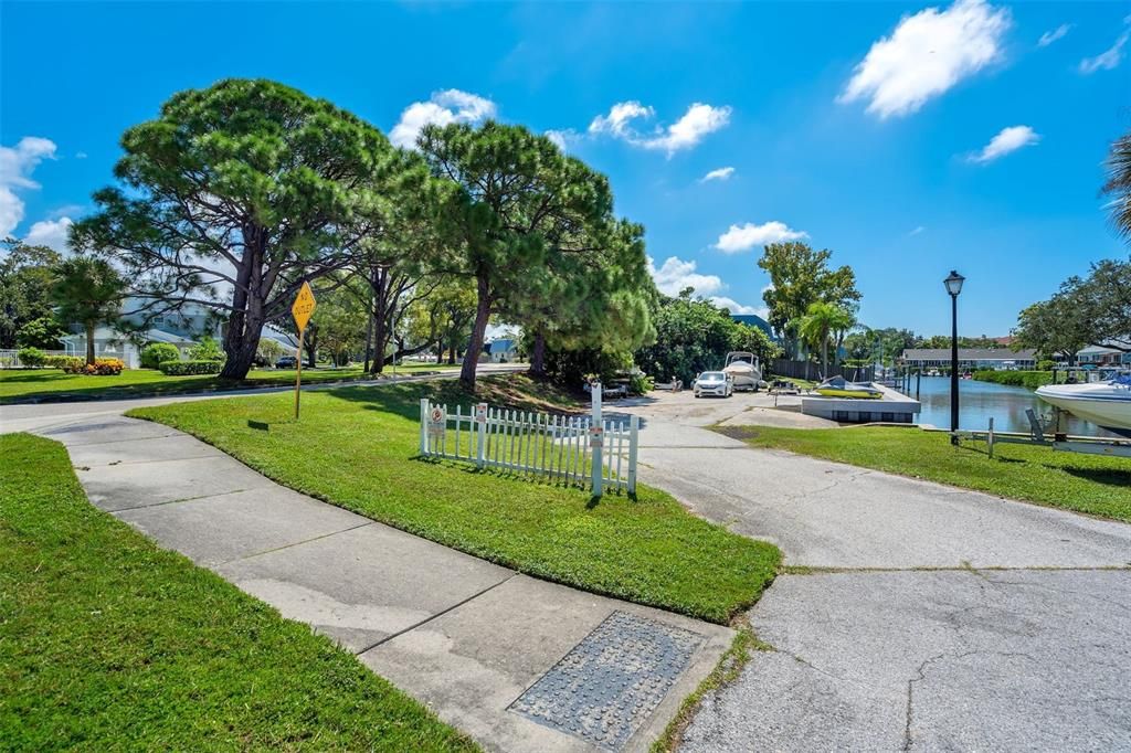 На продажу: $549,000 (0.38 acres)