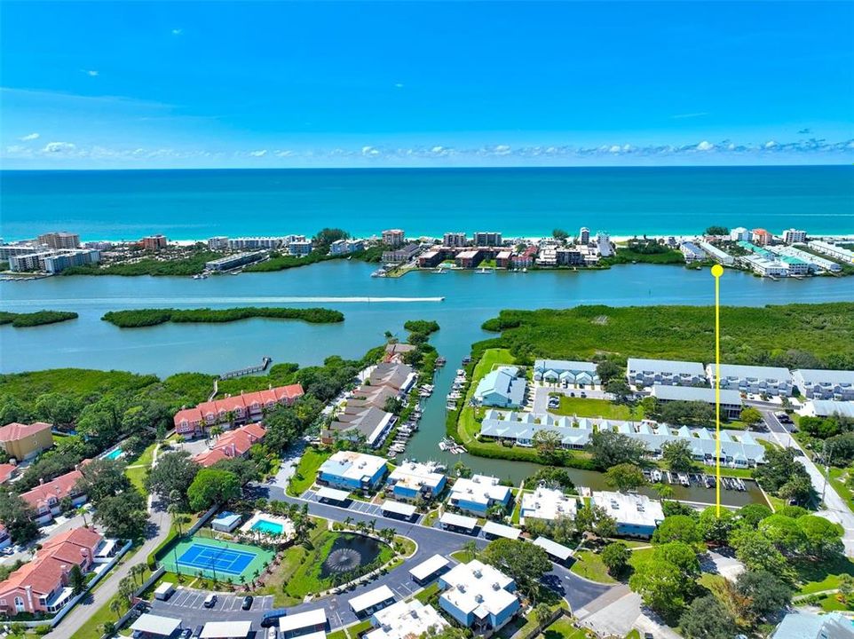 На продажу: $549,000 (0.38 acres)