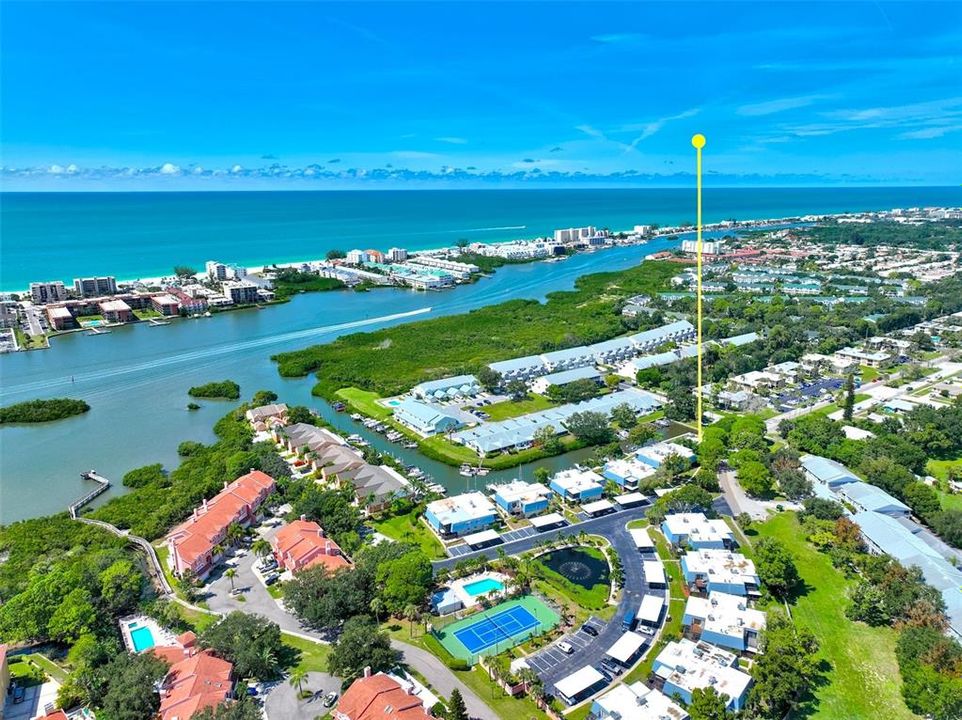 На продажу: $549,000 (0.38 acres)