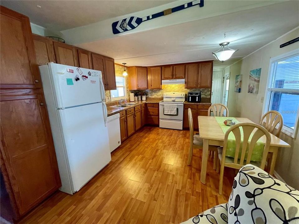 Active With Contract: $105,990 (2 beds, 1 baths, 872 Square Feet)