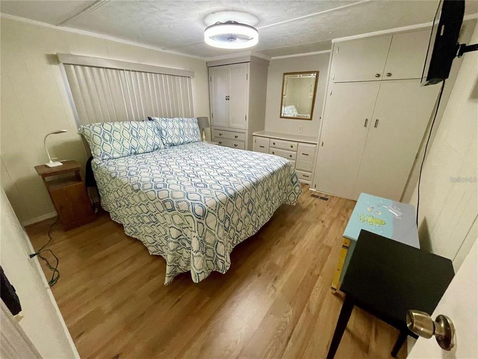 Active With Contract: $105,990 (2 beds, 1 baths, 872 Square Feet)
