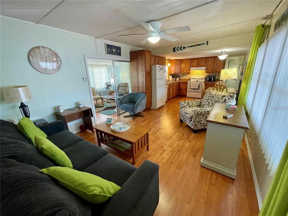 Active With Contract: $105,990 (2 beds, 1 baths, 872 Square Feet)