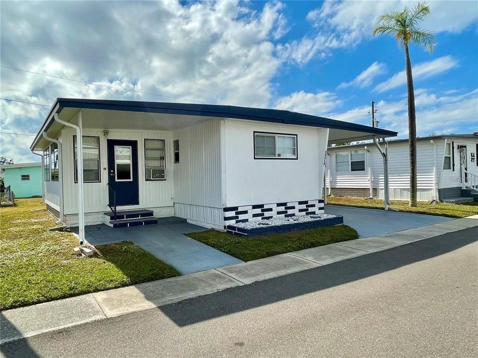 Active With Contract: $105,990 (2 beds, 1 baths, 872 Square Feet)
