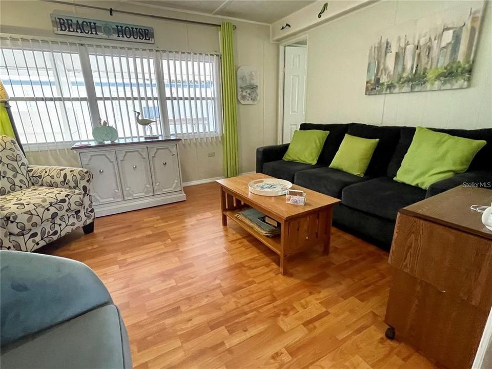 Active With Contract: $105,990 (2 beds, 1 baths, 872 Square Feet)